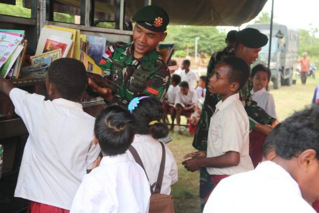 Lewat Perpustakaan Keliling, TNI Bangkitkan Minat Baca dan Pengetahuan Anak anak Perbatasan