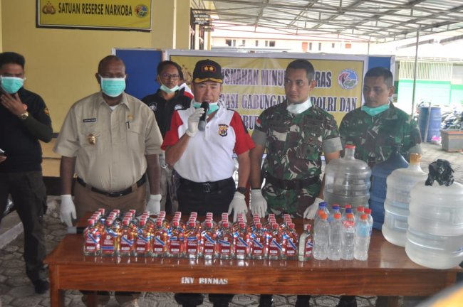 Ribuan Liter Miras di Wamena Dimusnahkan 