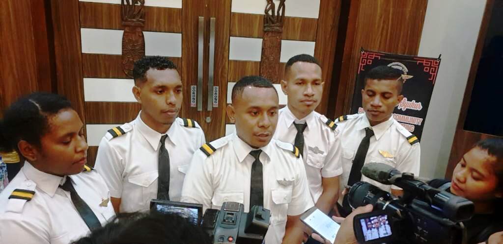 Koordinator Papuan Pilot Community Yohanes Wakum saat memberi keterangan kepada wartawan