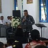 Penjabat Gubernur Papua Barat Nyanyikan Lagi Pujian Saat Ibadah di Pulau Mansinam