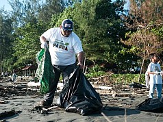 Rayakan HUT ke-29, Telkomsel Ajak Mitra Bisnis dan Generasi Muda Papua Bersih bersih Pantai