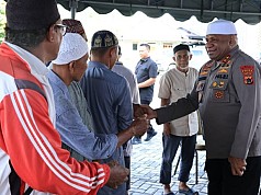 Kunker ke Nabire  Papua Tengah, Kapolda Papua Bagikan Hewan Qurban di Dua Masjid