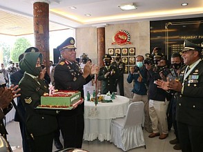 Ikuti Upacara Secara  Virtual HUT TNI ke-75, Kapolda Papua Berikan Surprise kepada Pangdam
