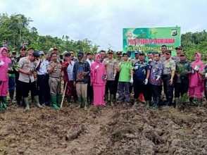 TNI-Polri Bersama Pemda Kabupaten Keerom Tanam 1.500 Pohon Berbagai Jenis