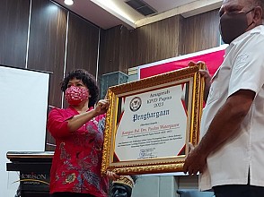 Calon Wagub Papua Komjen Paulus Waterpauw Dapat Penghargaan dari KPID 
