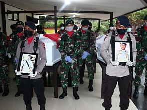Kapolda Papua dan Pangdam Menghantar 3 Jenazah Anggota Polri Korban Penembakan