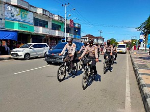 Patroli Bersepeda, Sat Samapta Polres Biak Himbau Disiplin Protokol Kesehatan dan Bagikan Masker