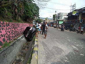 Sopir Ngantuk, Tabrak Pejalan Kaki Mobil Masuk Got