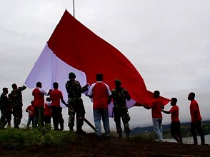 1 Desember, Warga Kibarkan Bendera Raksasa di Puncak Bukit Tungkuwiri