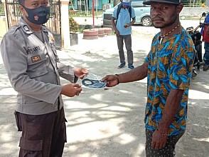Cegah Penyebaran Covid-19, Polsek Sentani Barat Bagikan Masker Kepada Warga Kampung Dosay