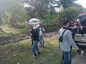 Polisi Bersama Club Motor Sarmi Bagikan Sembako Korban Banjir di Kampung Kaptiau