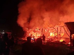 Diduga Kompor Meledak, Tujuh Petak Kios di Sentani Jayapura Ludes Terbakar