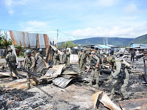 Personil Satgas Damai Cartenz Bantu Bersihkan Puing Sisa Kebakaran di Pasar Ikebo Dogiyai