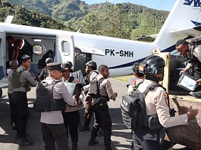 Pendistribusian Logistik Pemilu di Puncak Jaya Dikawal Ketat Aparat Kepolisian