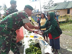 Indahnya ‘Jumat Berkah’ Ala Satgas Pamtas Yonif Raider 509 Kostrad  Indahnya ‘Jumat Berkah’ Ala Satgas Pamtas Yonif Raider 509 Kostrad