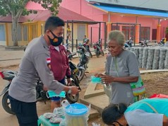 Cegah Covid-19, Kasat Samapta dan Personel Bagikan Masker di Kabupaten Merauke Cegah Covid-19, Kasat Samapta dan Personel Bagikan Masker di Kabupaten Merauke