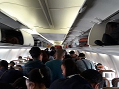 Menjelang Puncak Natal Masyarakat Padati Bandara Sentani Menjelang Puncak Natal Masyarakat Padati Bandara Sentani