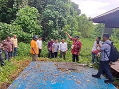 Hujan Sambil Blusukan, Gubernur Waterpauw Temukan Mata Air Yang Tak Terawat dan Bangunan Mangkrak