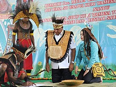 Gubernur Waterpauw Dikukuhkan Sebagai Anak Adat dan Sesepuh Kuri Wamesa Sepanjang Hayat Gubernur Waterpauw Dikukuhkan Sebagai Anak Adat dan Sesepuh Kuri Wamesa Sepanjang Hayat