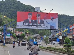 Jokowi Beri Acungan Jempol Capres Ganjar dan Cawapres Mahfud