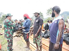 Wujud Kepedulian, TNI Bagikan Sembako di Distrik Pyramid Jayawijaya Wujud Kepedulian, TNI Bagikan Sembako di Distrik Pyramid Jayawijaya