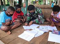 Di Tengah Pandemi Covid-19, TNI Berikan Bimbel Anak anak Perbatasan Papua