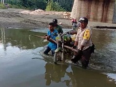 Bhabinkamtibmas Bantu Warga angkat Motor Seberangi Sungai Bhabinkamtibmas Bantu Warga angkat Motor Seberangi Sungai