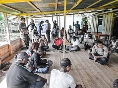 Buka Palang Jalan, Inilah Hadiah dari Masyarakat Kepada Patroli Samapta Polres Yapen Buka Palang Jalan, Inilah Hadiah dari Masyarakat Kepada Patroli Samapta Polres Yapen