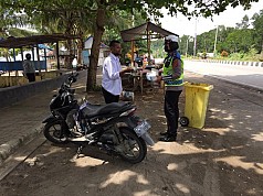 Polisi Berikan Edukasi Dan Bagikan Masker Kepada Masyarakat di Pantai Hamadi Polisi Berikan Edukasi Dan Bagikan Masker Kepada Masyarakat di Pantai Hamadi