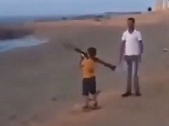 Masih Kecil Saja Anak ini Disuruh Ayahnya Ledakkan RPG Masih Kecil Saja Anak ini Disuruh Ayahnya Ledakkan RPG