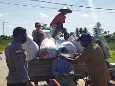 Bhabinkamtibmas bagikan Ratusan Masker di Kampung Waninggap Miraf Bhabinkamtibmas bagikan Ratusan Masker di Kampung Waninggap Miraf