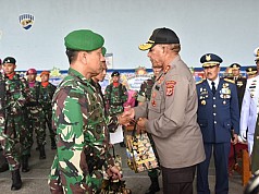 Kapolda Papua Hadiri Upacara Pengantaran dan Pemberangkatan Jenazah Korban Helikopter MI-17 Kapolda Papua Hadiri Upacara Pengantaran dan Pemberangkatan Jenazah Korban Helikopter MI-17