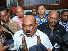 Gubernur Lukas Ajak Masyarakat Papua Ciptakan Pemilu Damai 2019 Gubernur Lukas Ajak Masyarakat Papua Ciptakan Pemilu Damai 2019