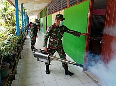 Cegah Malaria, Satgas Yonif 713/ST Lakukan Fogging di SD Arso Keerom  Cegah Malaria, Satgas Yonif 713/ST Lakukan Fogging di SD Arso Keerom
