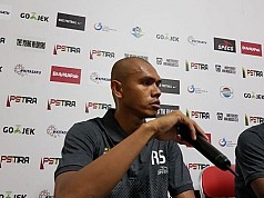 Bek Persipura Keluhkan Kinerja Wasit Bek Persipura Keluhkan Kinerja Wasit