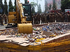 Ribuan Botol Miras Sitaan Akhirnya Dimusnahkan Ribuan Botol Miras Sitaan Akhirnya Dimusnahkan
