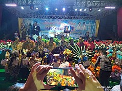 Artis Vicky Salamor Hibur Warga di Perayaan Hut ke-121 Kabupaten Manokwari Artis Vicky Salamor Hibur Warga di Perayaan Hut ke-121 Kabupaten Manokwari