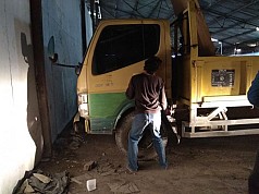 Diduga Punya Masalah, Seorang Pria Gantung Diri di Pintu Truck Diduga Punya Masalah, Seorang Pria Gantung Diri di Pintu Truck