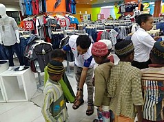 21 Anak Kokoda Perdana Masuk Mall Belanja Baju Lebaran