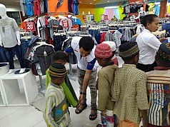 21 Anak Kokoda Perdana Masuk Mall Belanja Baju Lebaran 21 Anak Kokoda Perdana Masuk Mall Belanja Baju Lebaran