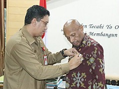 Wali Kota Jayapura Terima Lencana Pembina Karang Taruna Terbaik Wali Kota Jayapura Terima Lencana Pembina Karang Taruna Terbaik