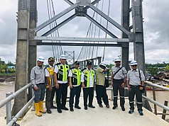 Jembatan Gantung di Agats Mulai Difungsikan, Warga: Kita Sudah Tidak Kena Lumpur Jembatan Gantung di Agats Mulai Difungsikan, Warga: Kita Sudah Tidak Kena Lumpur