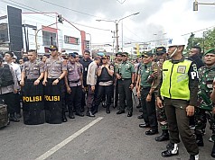 Massa Kembali Ricuh, Kapolda, Pangdam dan Wagub Dilempar Massa Massa Kembali Ricuh, Kapolda, Pangdam dan Wagub Dilempar Massa