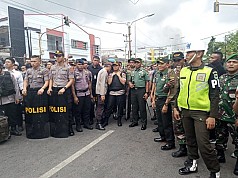 Massa Kembali Ricuh, Kapolda, Pangdam dan Wagub Dilempar Massa