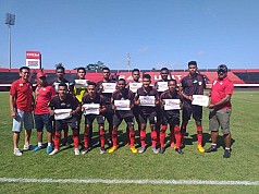 Drama 4 Gol Kontra Persebaya, Mutiara Hitam Muda Masih Puncaki Klasemen Drama 4 Gol Kontra Persebaya, Mutiara Hitam Muda Masih Puncaki Klasemen