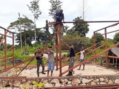 Satgas Pamtas Raider 300 Bantu Warga Bangun Balai Kampung Yanemyo Satgas Pamtas Raider 300 Bantu Warga Bangun Balai Kampung Yanemyo