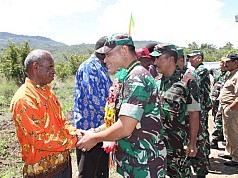 Kasdam Cenderawasih Tutup Opster TNI di salah satu 'Daerah Merah' Jayawijaya Kasdam Cenderawasih Tutup Opster TNI di salah satu 'Daerah Merah' Jayawijaya