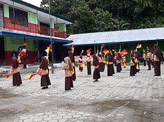 Anggota Kodim Yawa Latih Penggunaan  Sandi Semafor Pramuka 