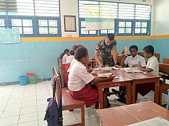 Satgas Pamtas TNI Ajari Siswa SD Nafri Membaca dan Berhitung
