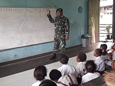 Murid SD Trimuris Diajari Membaca dan Menulis Oleh Pak Tentara